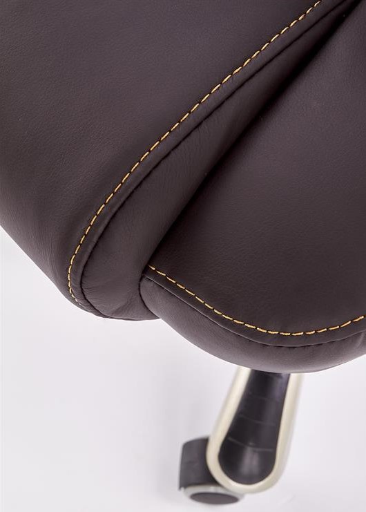 detail eko kůže hnědé u křesla Desmond